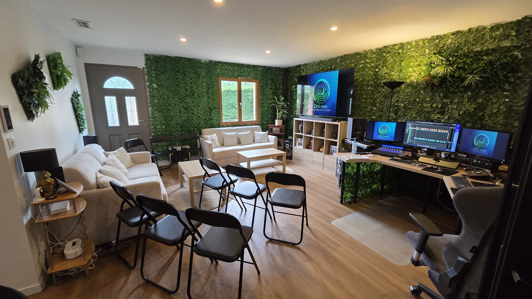 Le studio aménagé avec des sièges pour accueillir un groupe