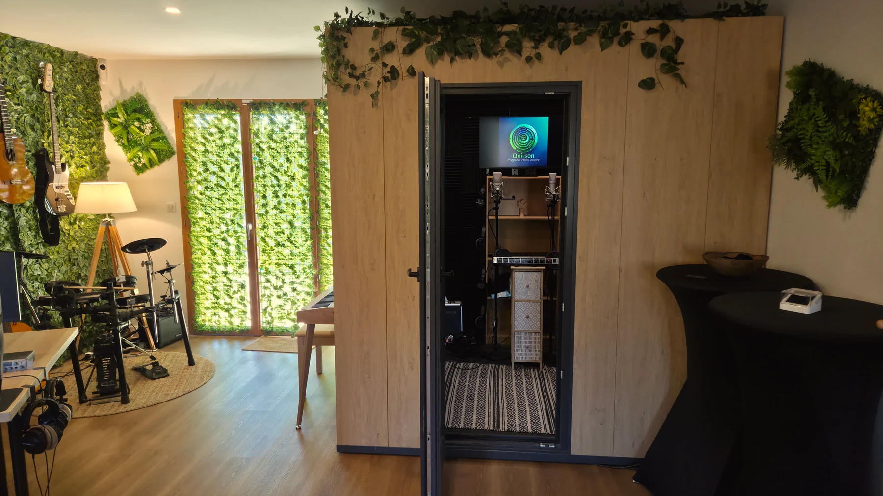 La cabine du studio Ωni-son ouverte, avec son écran et ses deux microphones