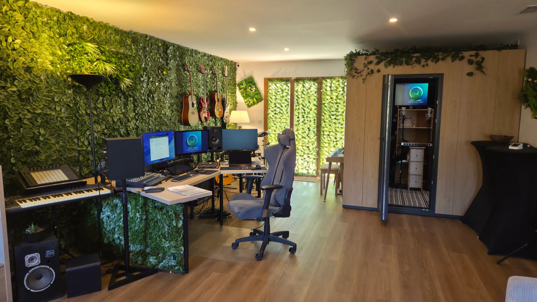 La régie et la cabine du studio Ωni-son, avec les écrans, la console et les instruments