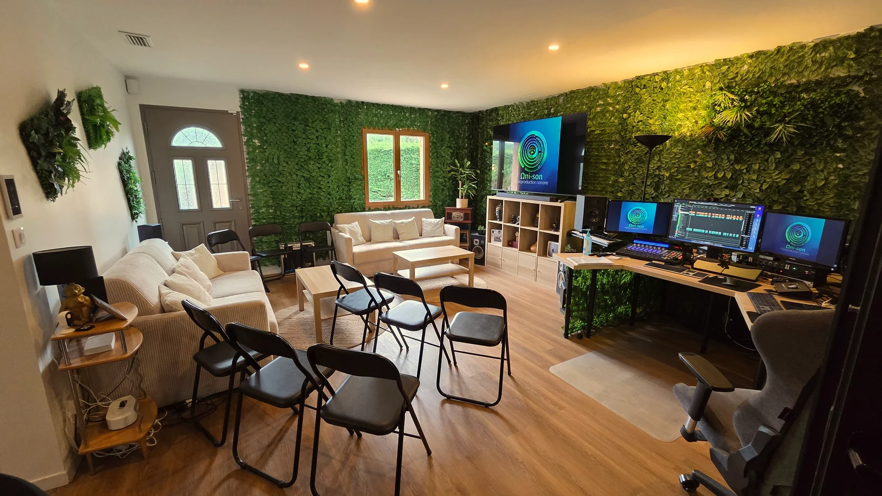 L’espace d’accueil du studio avec ses canapés et ses chaises installées pour un groupe